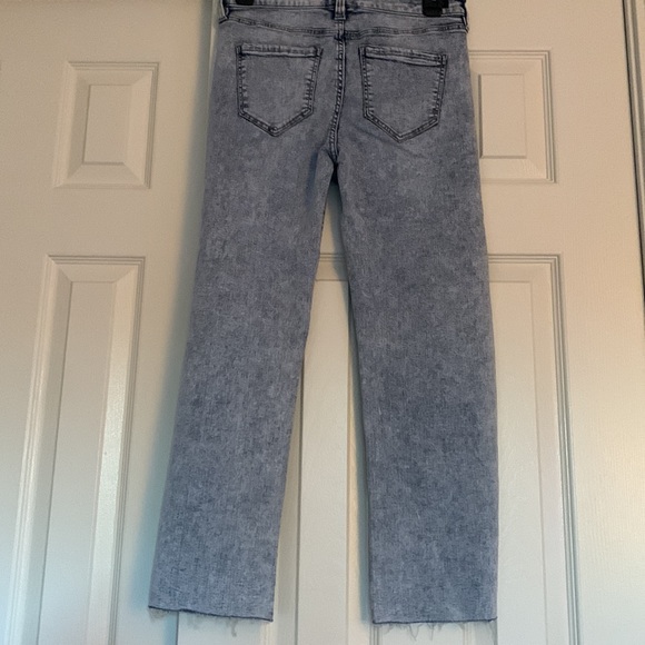 NWT Love by Liverpool Crop Straight White Washed Jeans Size 4/27 - Picture 2 of 2